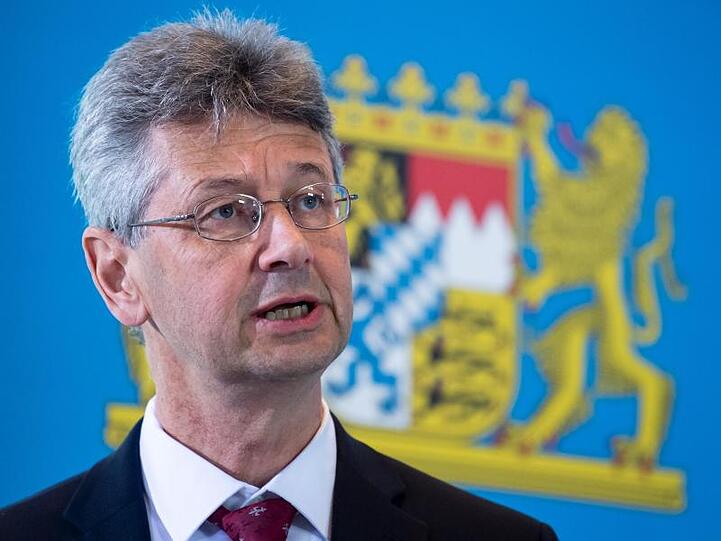 Michael Piazolo (Freie Wähler) gibt ein Statement ab. Foto: Sven Hoppe/dpa/Archivbild