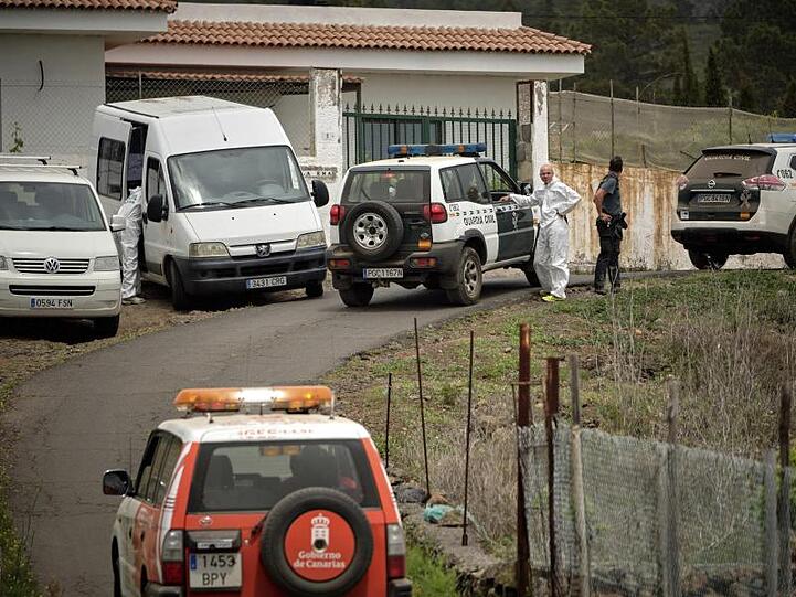 Polizisten und Mitglieder der Guardia Civil auf der Straße, die zu dem mutmaßlichen Tatort führt.