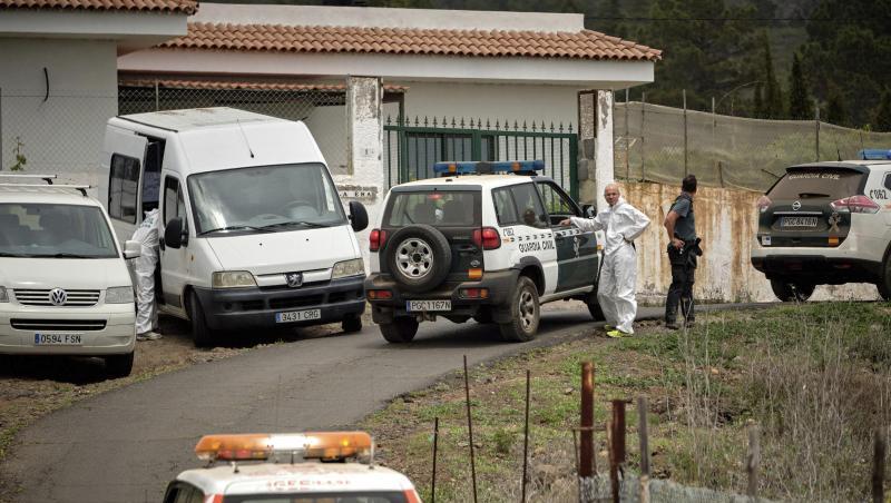 Polizisten und Mitglieder der Guardia Civil auf der Straße, die zu dem mutmaßlichen Tatort führt. Polizisten und Mitglieder der Guardia Civil auf der Straße, die zu dem mutmaßlichen Tatort führt.