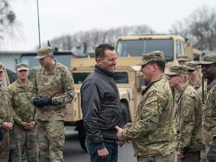 Prominenter Kritiker der deutschen Verteidigungsausgaben: US-Botschafter Richard Grenell spricht in der Clausewitz-Kaserne mit Soldaten der US-Armee.