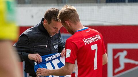 Selbst von KSC-Coach Christian Eichner erhielt Heidenheim-Legende Marc Schnatterer (r) zum Abschied ein Geschenk.