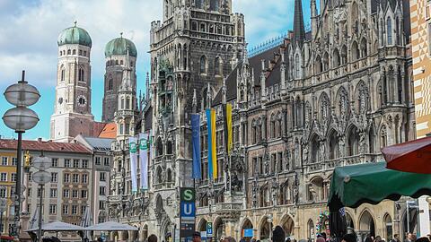 Das Rathaus ist mit der Europa, Ukraine und der Mayors-for-Peace-Fahne beflaggt und wird in den ukrainischen Nationalfarben angestrahlt werden.