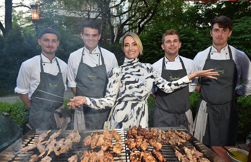 Sarah Winkhaus am Grill