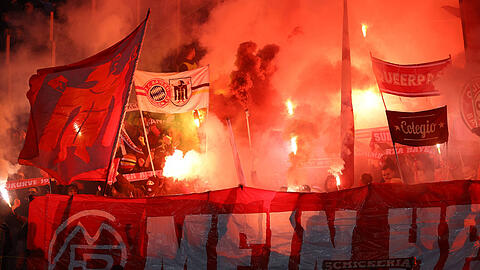 Die FC-Bayern-Fans brannten vor dem Spiel in Rom einmal mehr Pyrotechnik ab.