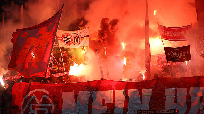 Die FC-Bayern-Fans brannten vor dem Spiel in Rom einmal mehr Pyrotechnik ab.
