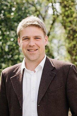 ÖDP-Fraktionschef Tobias Ruff fordert gleich mehrere Rücktritte – falls die Stadtsparkasse München Benko Millionenkredite gegeben hat und das Geld mit der Signa-Pleite verloren sein sollte. ÖDP-Fraktionschef Tobias Ruff fordert gleich mehrere Rücktritte – falls die Stadtsparkasse München Benko Millionenkredite gegeben hat und das Geld mit der Signa-Pleite verloren sein sollte.