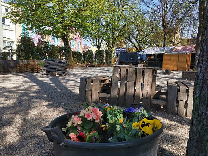 Blumen und selbstgezimmerte Palettenmöbel am Grünspitz.