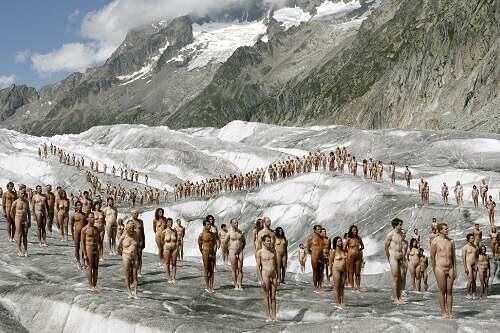 Rund 600 nackte Menschen posieren auf dem Aletschgletscher in den Schweizer Alpen für den Klimaschutz.
