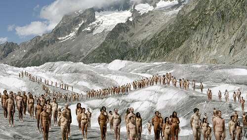 Rund 600 nackte Menschen posieren auf dem Aletschgletscher in den Schweizer Alpen für den Klimaschutz. Rund 600 nackte Menschen posieren auf dem Aletschgletscher in den Schweizer Alpen für den Klimaschutz.