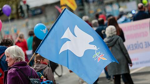Ein wichtiges Symbol der Friedensaktivisten: Die Taube als Zeichen für die Hoffnung auf Frieden.