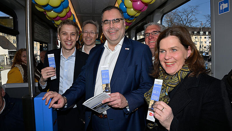 2. B&uuml;rgermeister Dominik Krause,  Mobilit&auml;tsreferent Georg Dunkel, MVG-Chef Ingo Wortmann,  Alex Indra (Leitung Gro&szlig;projekte Mobilit&auml;t SWM und 3. B&uuml;rgermeisterin Verena Dietl bei der Jungfernfahrt der neuen Linie 14.