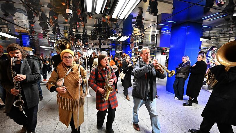 Mit viel Dinderassabum und einem Marsch durch U-Bahn M&uuml;nchner Freiheit zog die Lach & Schie&szlig; von Schwabing nach Haidhausen in den Gasteig, respektive die Fat Cat ein.