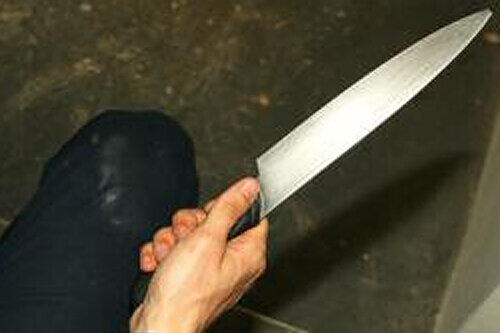 Mit einem Messer in der Hand bedrohte er auch Nachbarn. (Archivbild)