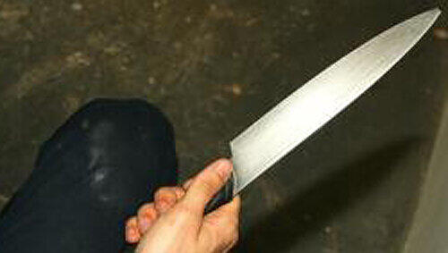 Mit einem Messer in der Hand bedrohte er auch Nachbarn. (Archivbild) Mit einem Messer in der Hand bedrohte er auch Nachbarn. (Archivbild)