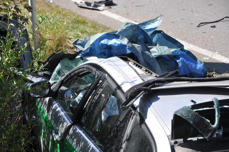 Polizeiwagen kracht in Betonmischer - Die Bilder vom schrecklichen Unfall