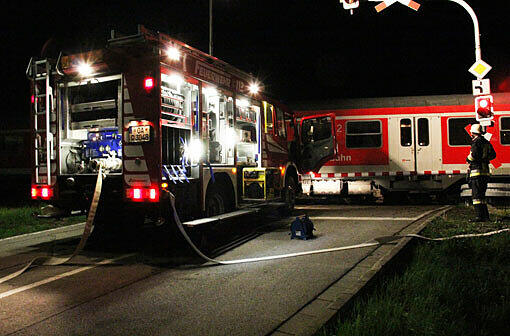 Bahnübergang Salmas bei Oberstaufen: Ein Partyzug war in eine Unfallstelle gekracht. Die Bilder vom Rettungseinsatz.