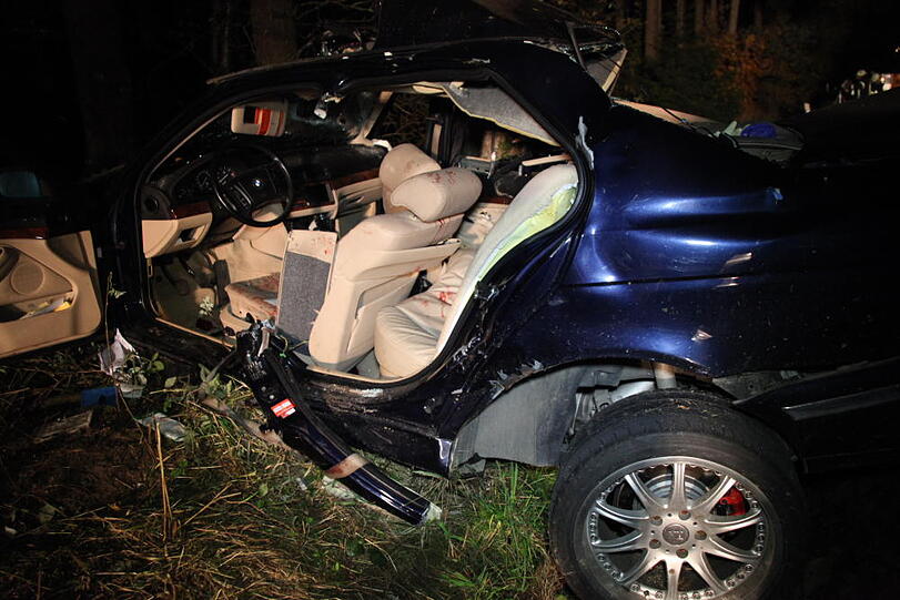 Zwei junge Männer (23 und 24 Jahre alt) rasen in Vilsbiburg in den Tod: Ihr Wagen war von der Straße abgekommen und dann gegen mehrere Bäume geprallt. Die Bilder vom Unfall.
