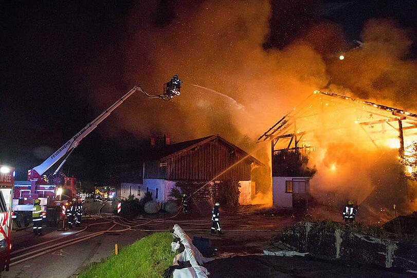 Die Bilder vom Stallbrand in Taching am See.