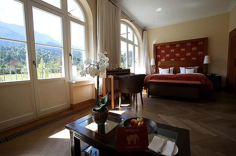 Hier könnte Barack Obama oder Francois Hollande nächtigen. Ein Schlafzimmer des Hotels.