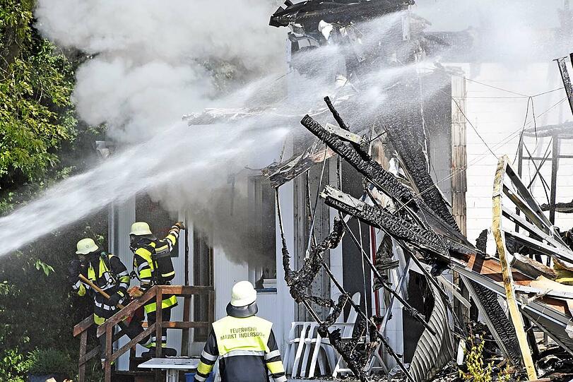 Die Lagerhalle in Markt Indersdorf ist komplett abgebrannt - wie es zu dem Feuer kam, ist aktuell noch unklar. Die Bilder vom Feuerwehreinsatz.
