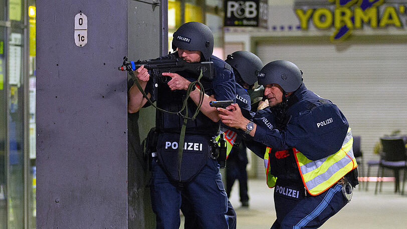 Schreckensszenario Terroranschlag - die Münchner Polizei probt den Ernstfall in einer mehrstündigen Übung am Hauptbahnhof - die Bilder.