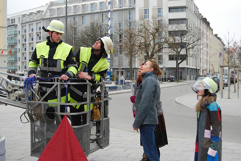 Die Feuerwehr hat am Hans-Mielich-Platz geholfen, damit das neue Kunstwerk aufgebaut werden kann.