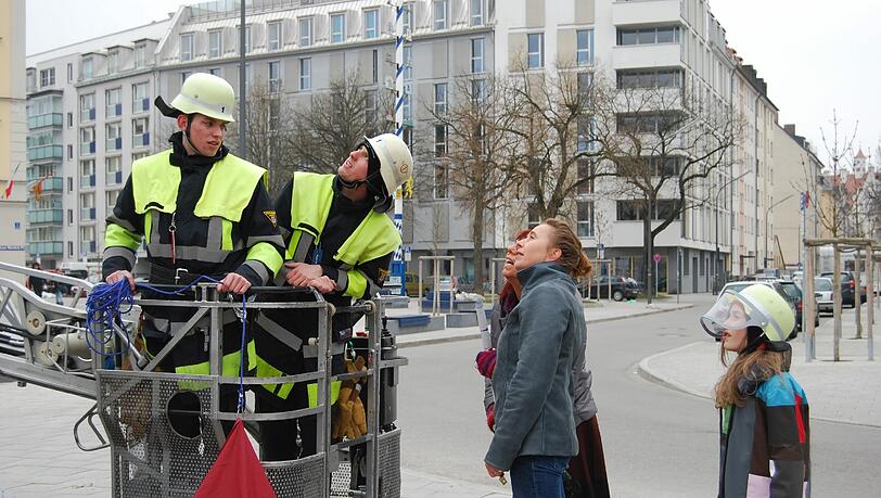 Die Feuerwehr hat am Hans-Mielich-Platz geholfen, damit das neue Kunstwerk aufgebaut werden kann. Die Feuerwehr hat am Hans-Mielich-Platz geholfen, damit das neue Kunstwerk aufgebaut werden kann.