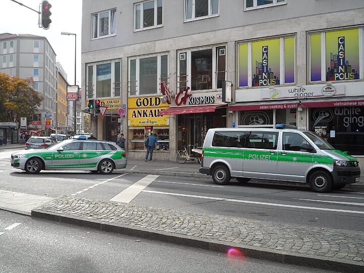 Auch vor dem Cafe Kosmos steht die Polizei.