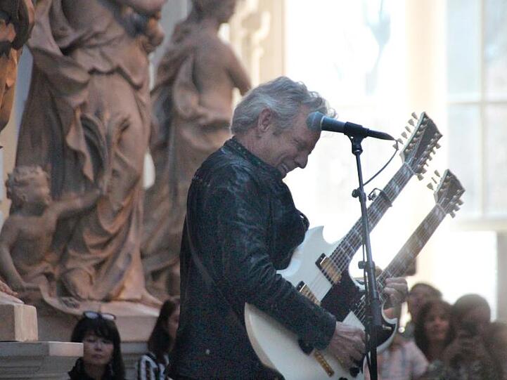 Don Felder beschwört zwischen antiken Statuen alte Eagles-Zeiten.