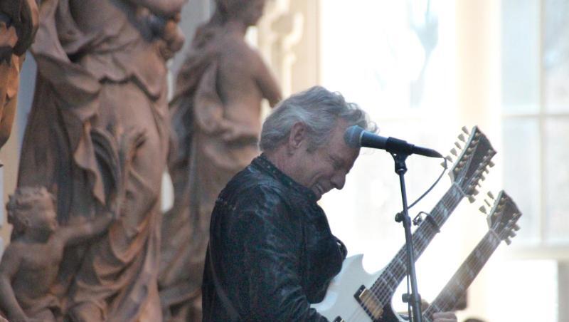 Don Felder beschwört zwischen antiken Statuen alte Eagles-Zeiten. Don Felder beschwört zwischen antiken Statuen alte Eagles-Zeiten.