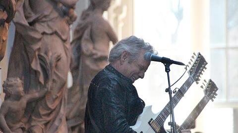 Don Felder beschwört zwischen antiken Statuen alte Eagles-Zeiten.