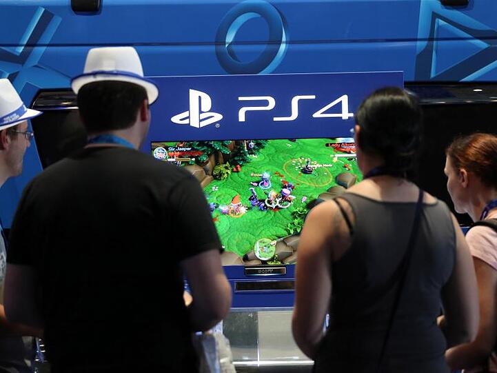 Besucher der Gamescom testen die Playstation 4 von Sony.
