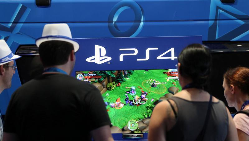 Besucher der Gamescom testen die Playstation 4 von Sony. Besucher der Gamescom testen die Playstation 4 von Sony.