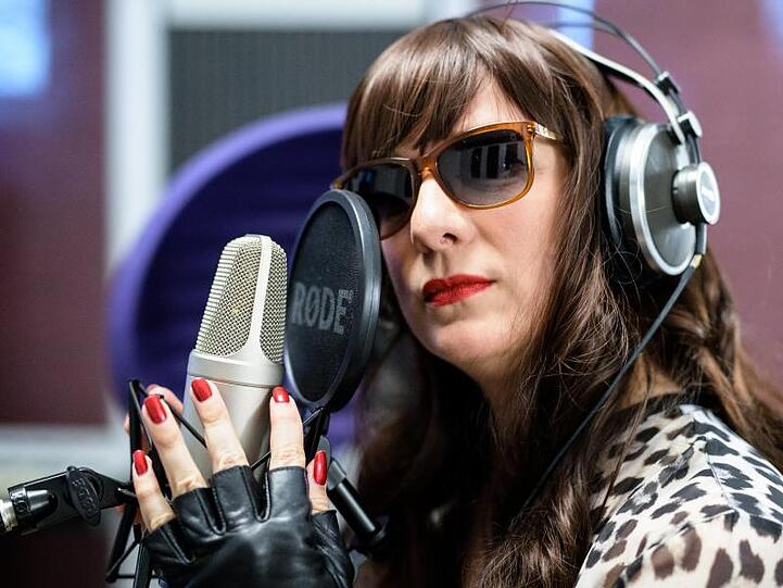Dea Levina, Mental Domina, haucht in einem Tonstudio in ein Mikrophon. Foto: Matthias Balk