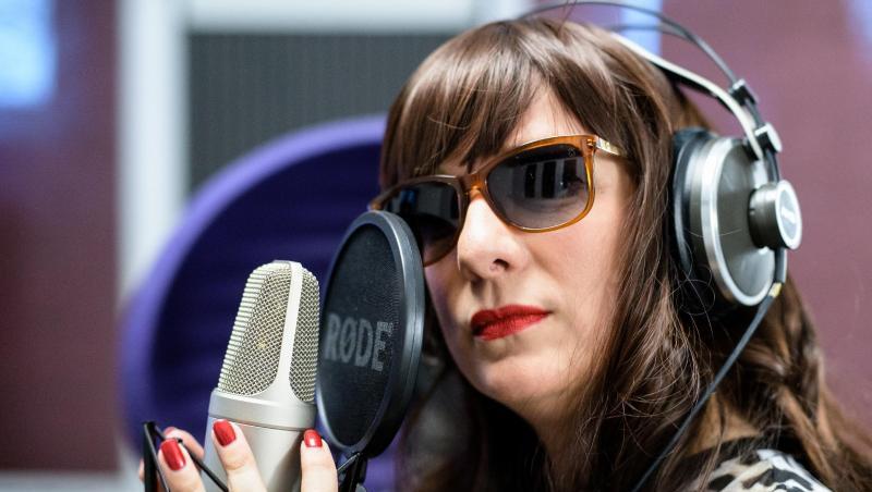 Dea Levina, Mental Domina, haucht in einem Tonstudio in ein Mikrophon. Foto: Matthias Balk Dea Levina, Mental Domina, haucht in einem Tonstudio in ein Mikrophon. Foto: Matthias Balk