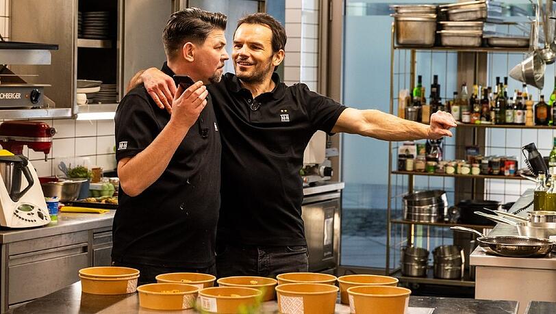 Tim Mälzer (l.) und Steffen Henssler kochen im Duell.