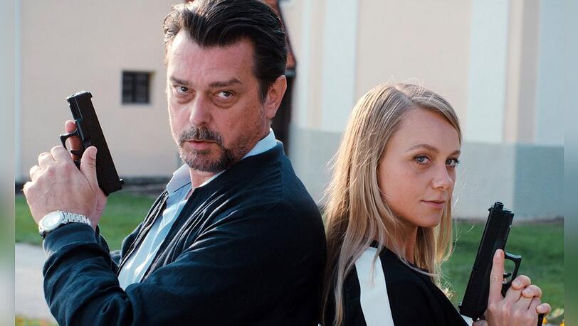 "Steirerstern": Kommissar Bergmann (Stefan Gorski) und seine Partnerin Anni (Anna Unterberger) stehen vor einem Rätsel.