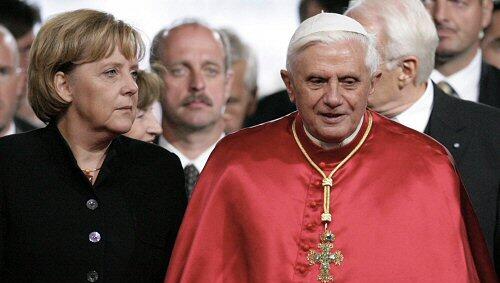 Kanzlerin Merkel hat wohl ein "gutes und konstruktives" Telefonat mit dem Papst geführt. Kanzlerin Merkel hat wohl ein "gutes und konstruktives" Telefonat mit dem Papst geführt.