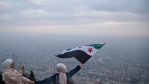 Die EU will mit der Aufhebung der Wirtschaftssanktionen den Wiederaufbau Syriens ermöglichen.
