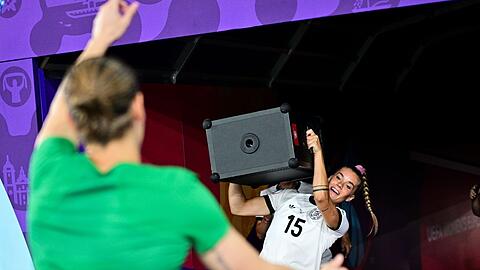 Extra-Musik für Ann-Katrin Berger: Mitspielerin Selina Cerci im Party-Modus.