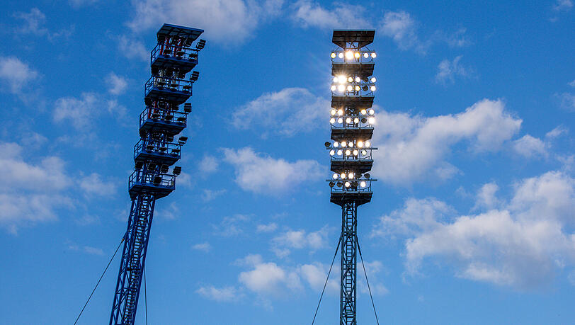 Die alten Flutlichtmasten im Ostseestadion wurden am Mittwoch nach 55 Jahren in den Ruhestand geschickt.