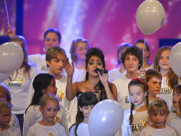 Umgeben von Kindern: Sängerin Nisha Kataria