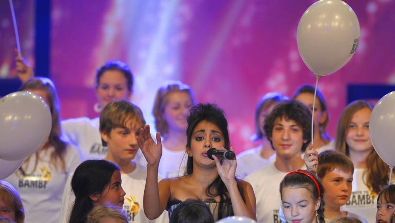 Umgeben von Kindern: Sängerin Nisha Kataria Umgeben von Kindern: Sängerin Nisha Kataria