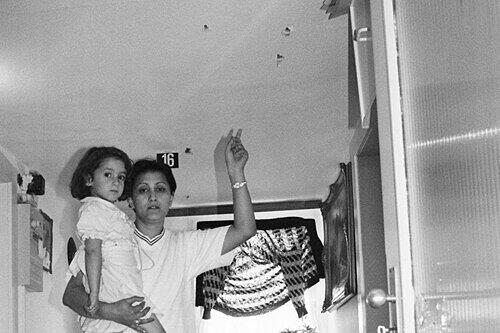 Die damals 23-Jährige ließ AZ-Reporter in die Wohnung im Nürnberger Norden. Mit ihrer Tochter Berna auf dem Arm deutet sie auf die Einschusslöcher, die die Pistolenkugeln im Haus hinterlassen hatten.