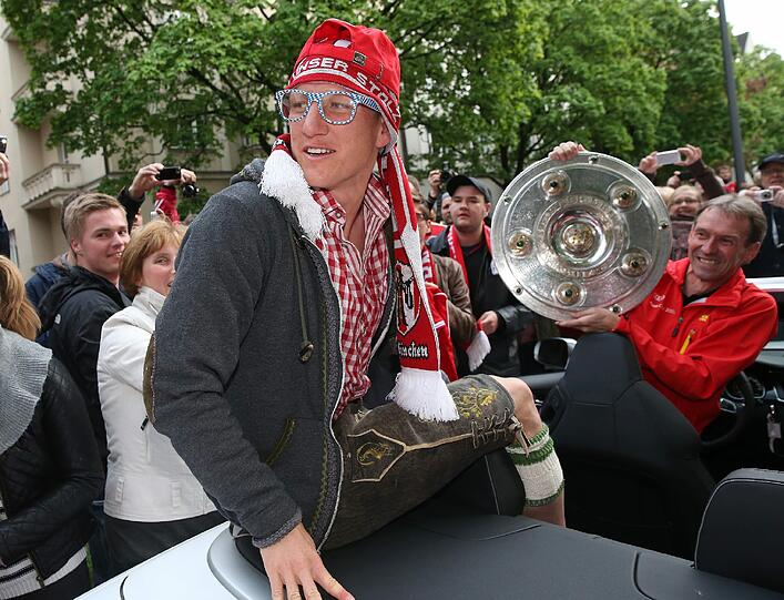 Der FC Bayern feiert die 23. Deutsche Meisterschaft. Mit einem Autokorso fuhren Spieler, Trainer und Funktionäre vom Stadtrand zur Fan-Party auf den Marienplatz. Die besten Bilder vom Korso.