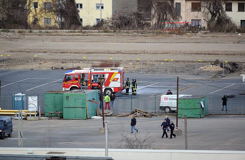 Bei Baggerarbeiten in Euskirchen in der Nähe von Bonn ist eine Weltkriegs-Bombe explodiert. Der Baggerfahrer kam
ums Leben. Bilder vom Unglücksort.