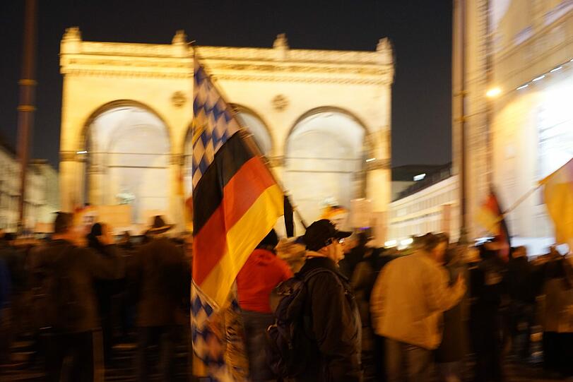 Gespenstisches Bild: Pegida-Anhänger demonstrieren am Montag vor der Feldherrnhalle. Die Stadt war mit einem Verbot gescheitert.