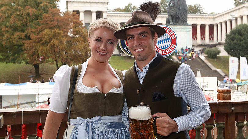 Wiesn-Besuch 2016: Bayern-Kapitän Philipp Lahm und seine Frau Claudia.