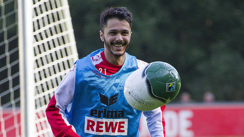 FC-Profi Leonardo Bittencourt hat mit dem bohnenförmigen Ball seinen Spaß.