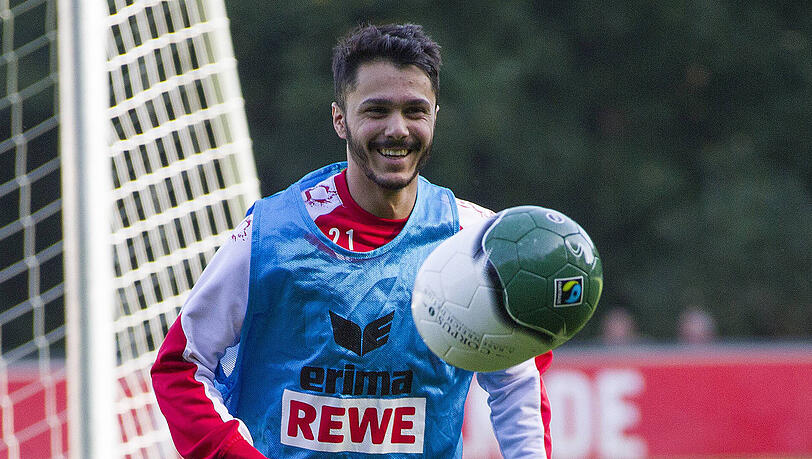 FC-Profi Leonardo Bittencourt hat mit dem bohnenförmigen Ball seinen Spaß. FC-Profi Leonardo Bittencourt hat mit dem bohnenförmigen Ball seinen Spaß.